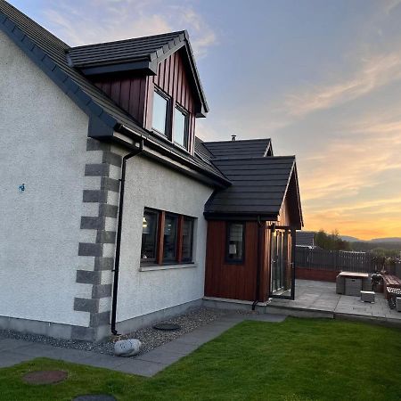 Alcantara- Modern Home With Hot Tub- Sleeps 10 Cromdale 外观 照片