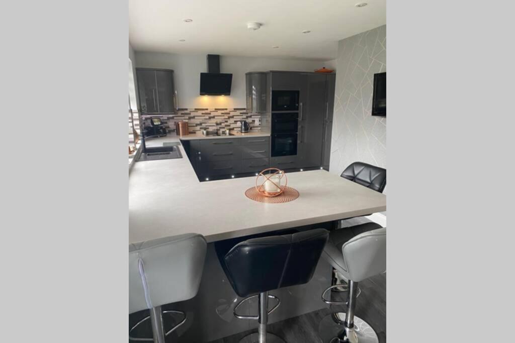 Alcantara- Modern Home With Hot Tub- Sleeps 10 Cromdale 外观 照片