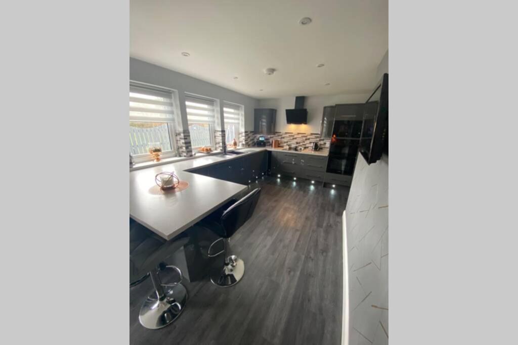 Alcantara- Modern Home With Hot Tub- Sleeps 10 Cromdale 外观 照片