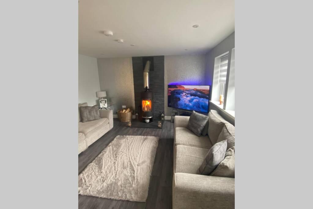 Alcantara- Modern Home With Hot Tub- Sleeps 10 Cromdale 外观 照片