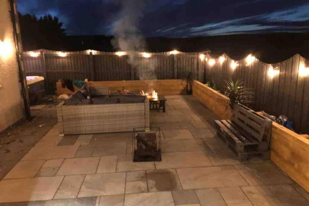 Alcantara- Modern Home With Hot Tub- Sleeps 10 Cromdale 外观 照片