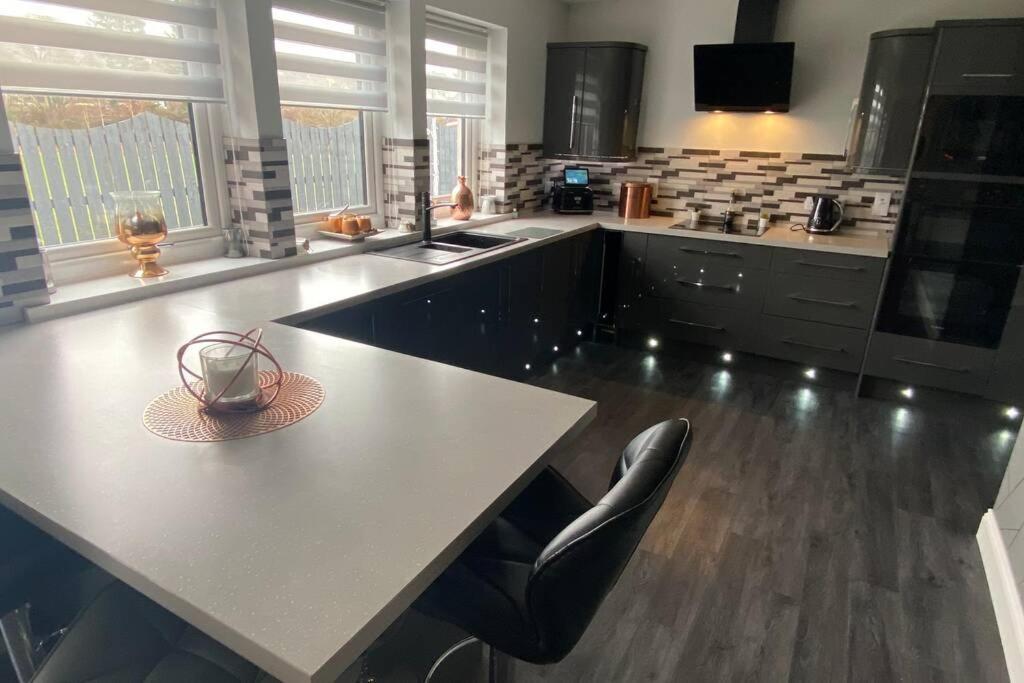 Alcantara- Modern Home With Hot Tub- Sleeps 10 Cromdale 外观 照片