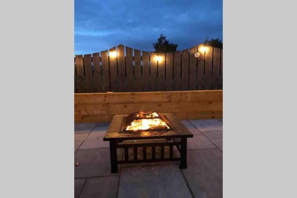 Alcantara- Modern Home With Hot Tub- Sleeps 10 Cromdale 外观 照片