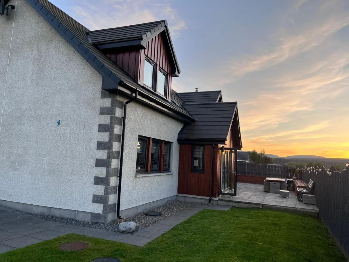 Alcantara- Modern Home With Hot Tub- Sleeps 10 Cromdale 外观 照片