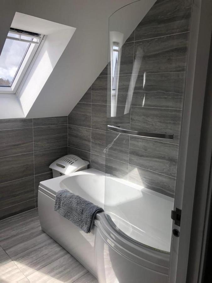 Alcantara- Modern Home With Hot Tub- Sleeps 10 Cromdale 外观 照片