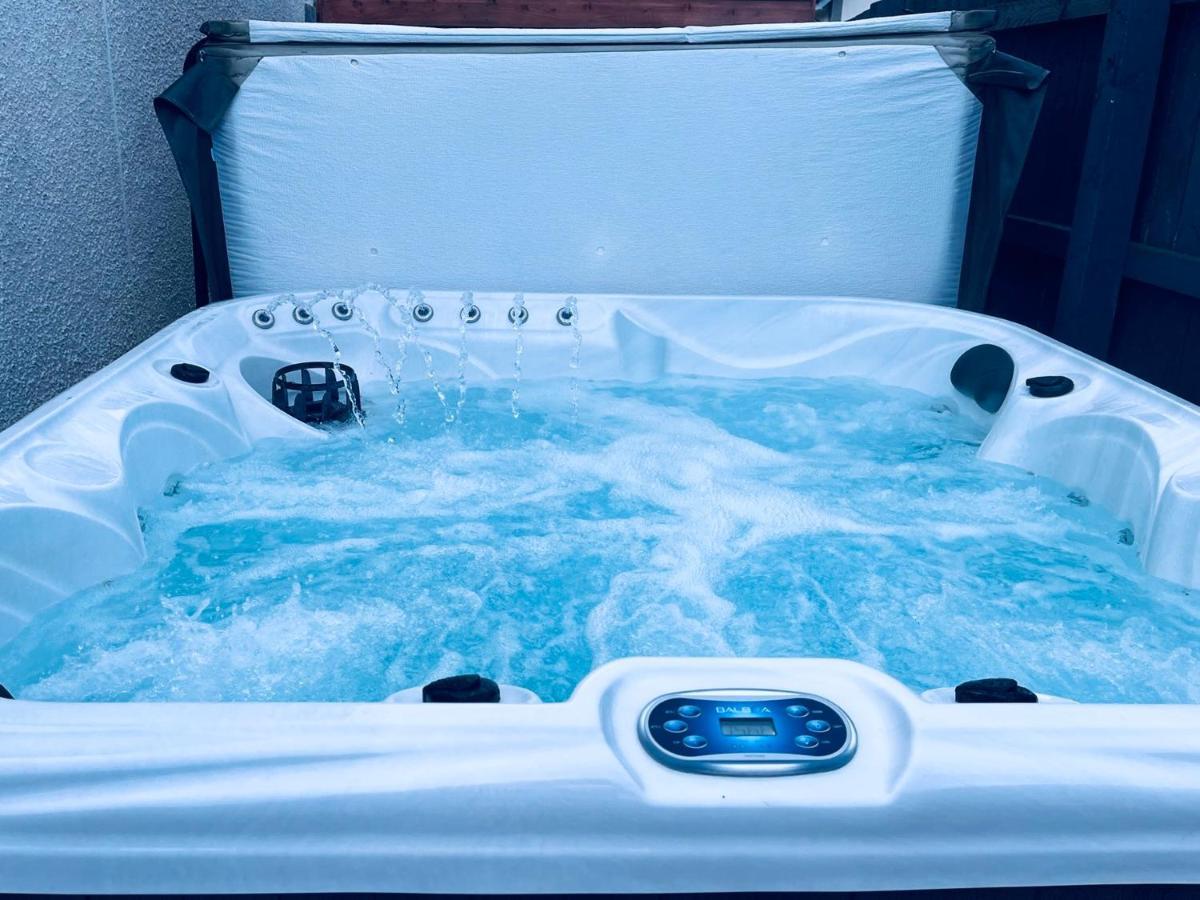Alcantara- Modern Home With Hot Tub- Sleeps 10 Cromdale 外观 照片